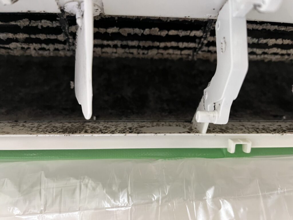 三鷹市のエアコンクリーニングで6年分の汚れが溜まったエアコン内部