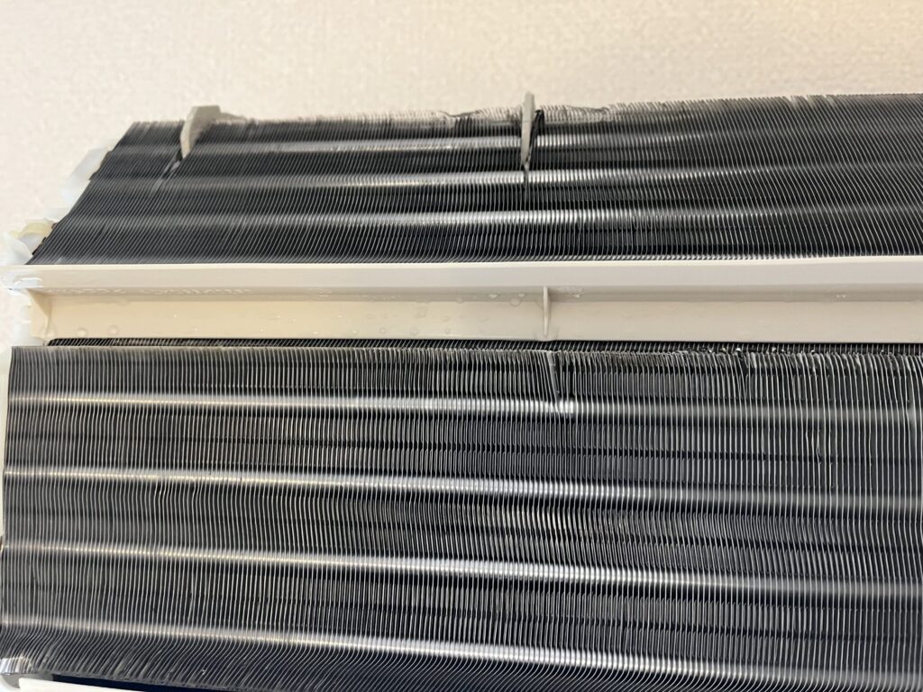 クリーニング前はものすごいホコリだらけだったエアコンの熱交換がすっかりきれいになった