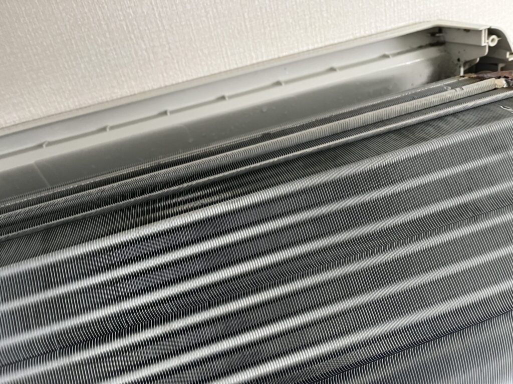 ホコリの毛皮を被っていたような熱交換器が、高圧洗浄機ですっかり元の銀色に戻りました