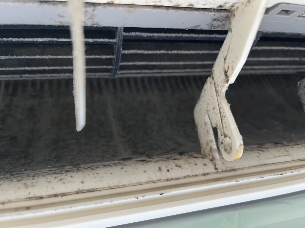 三鷹市のエアコンクリーニングで、洗浄前のカビやホコリが溜まったエアコン内部