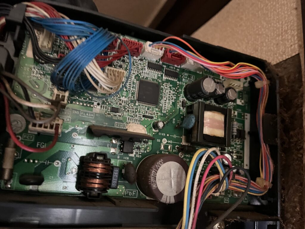 東芝のおそうじ機能付きエアコンを分解中の電子基盤