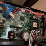 東芝のおそうじ機能付きエアコンを分解中の電子基盤