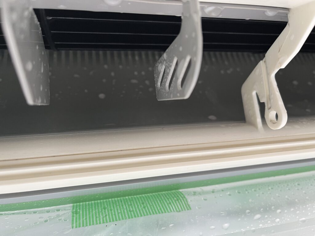三鷹市のエアコンクリーニングで、洗浄後のカビやホコリがすっかり落ちた清潔なエアコン内部