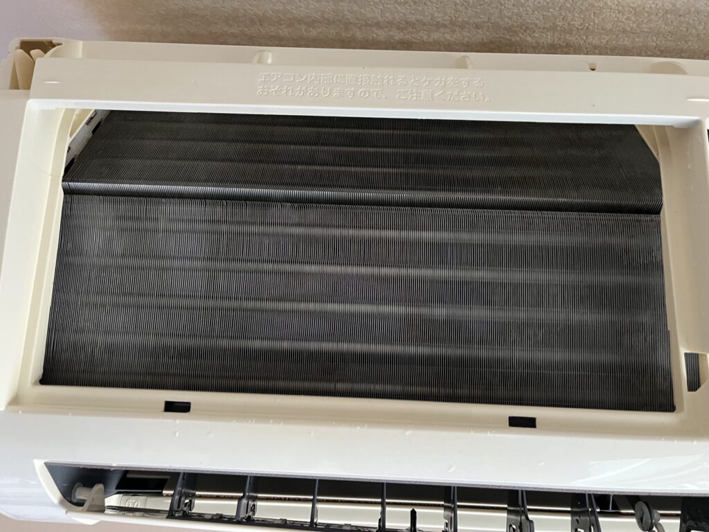 ヤニ汚れにまみれたエアコンの熱交換器は、洗浄後すっかりもとの銀色を取り戻した