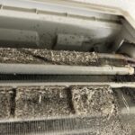 6年分のホコリが絨毯のごとく張り付いたエアコンの熱交換器