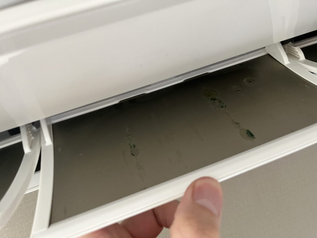 日立製エアコンの、ステンレス板のついたフラップについた緑錆はエアコンクリーニングをしても落ちませんでした