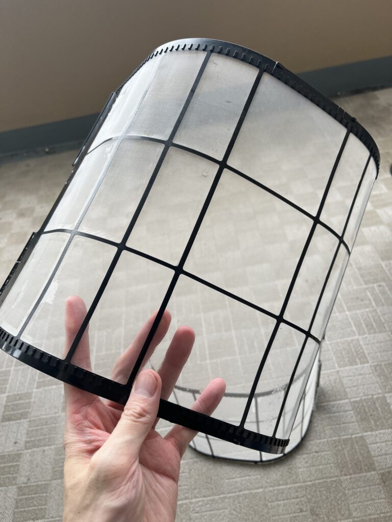 専用洗剤ですっかりきれいになったエアコンフィルター