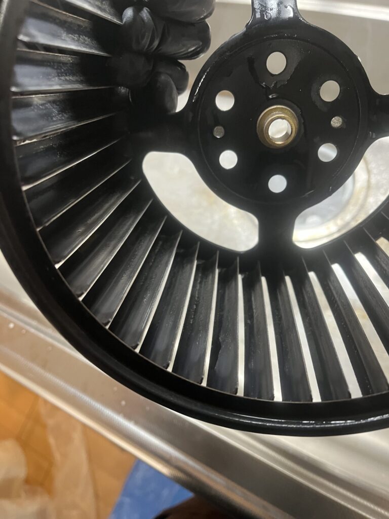 クリーニングをしてすっかり油とホコリ汚れがきれいになったレンジフードのファン