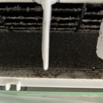 風量も弱くなるほどびっしりとカビやホコリなどの汚れが付着したファン