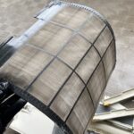 油やカビの混ざった強固な汚れがこびりついたエアコンフィルター