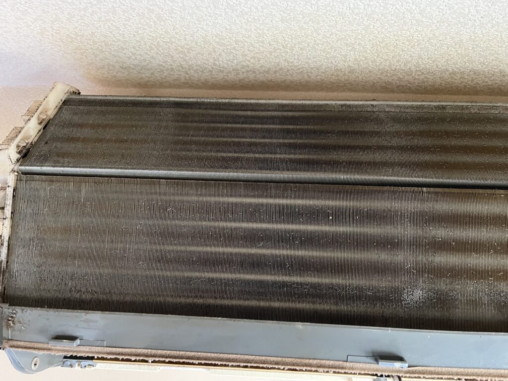 ヤニ汚れで全体的に茶色く染まってしまったエアコンの熱交換器