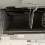 三鷹市のエアコンクリーニングで6年分のカビ汚れが溜まったエアコン内部