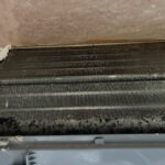 カビとホコリがエアコン内部の多湿度でギトギトにこびり付いた熱交換器（アルミフィン）