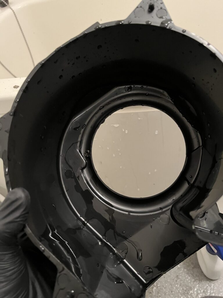 浴室の換気扇クリーニングで外したファンのカバーを新品のようにピカピカにした
