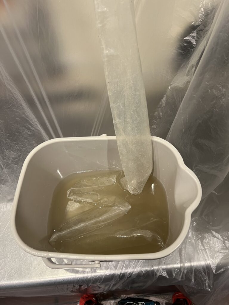 キッチンの中にある壁掛けエアコンのクリーニングは、カビよりも油が多い