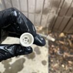 穴が見えないほどに詰まっていたエアコンのドレンホース用防虫キャップが、高圧洗浄機できれいに汚れを落とし、穴がはっきりと見えるようになった