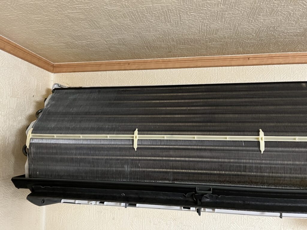 カビで真っ黒だったエアコンの熱交換器が、エアコンクリーニングによって元の銀色に輝いた