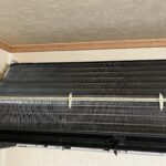 カビで真っ黒だったエアコンの熱交換器が、エアコンクリーニングによって元の銀色に輝いた