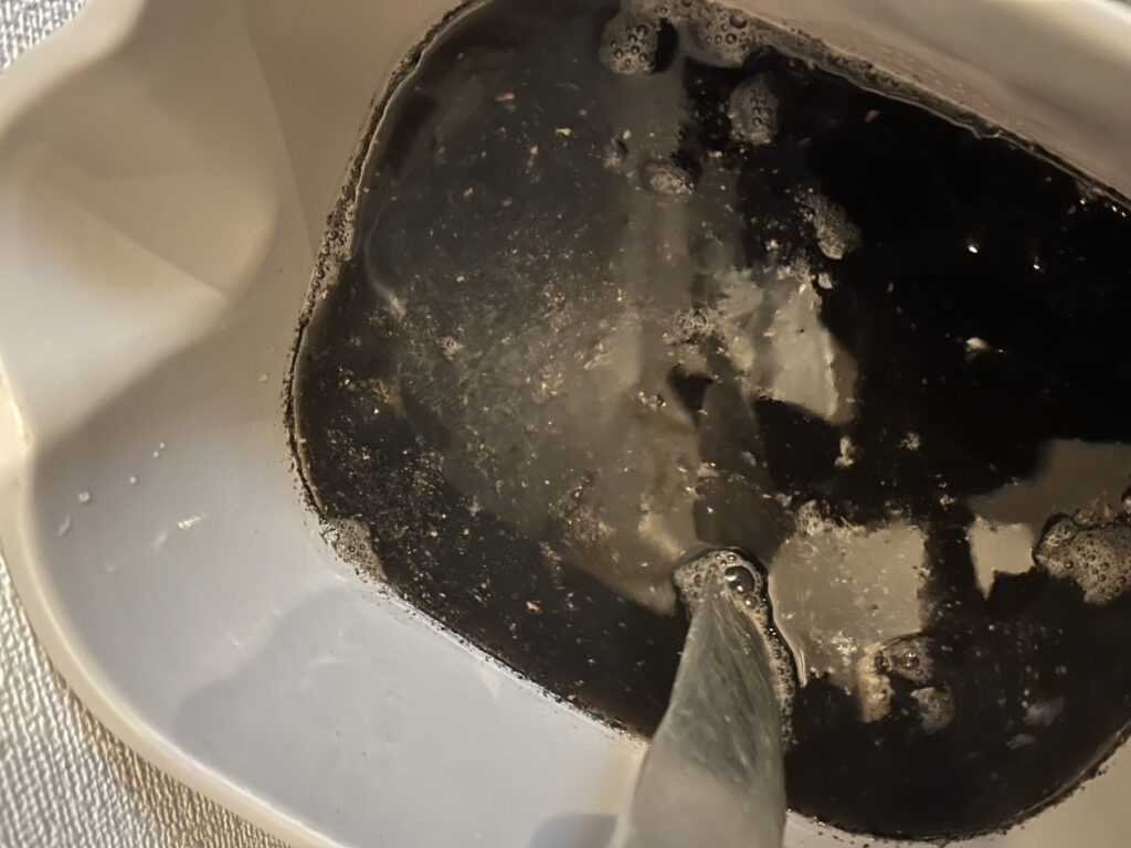エアコンクリーニングで5年分の汚れを落とし、タールのように真っ黒でドロっとした汚水がでてきた