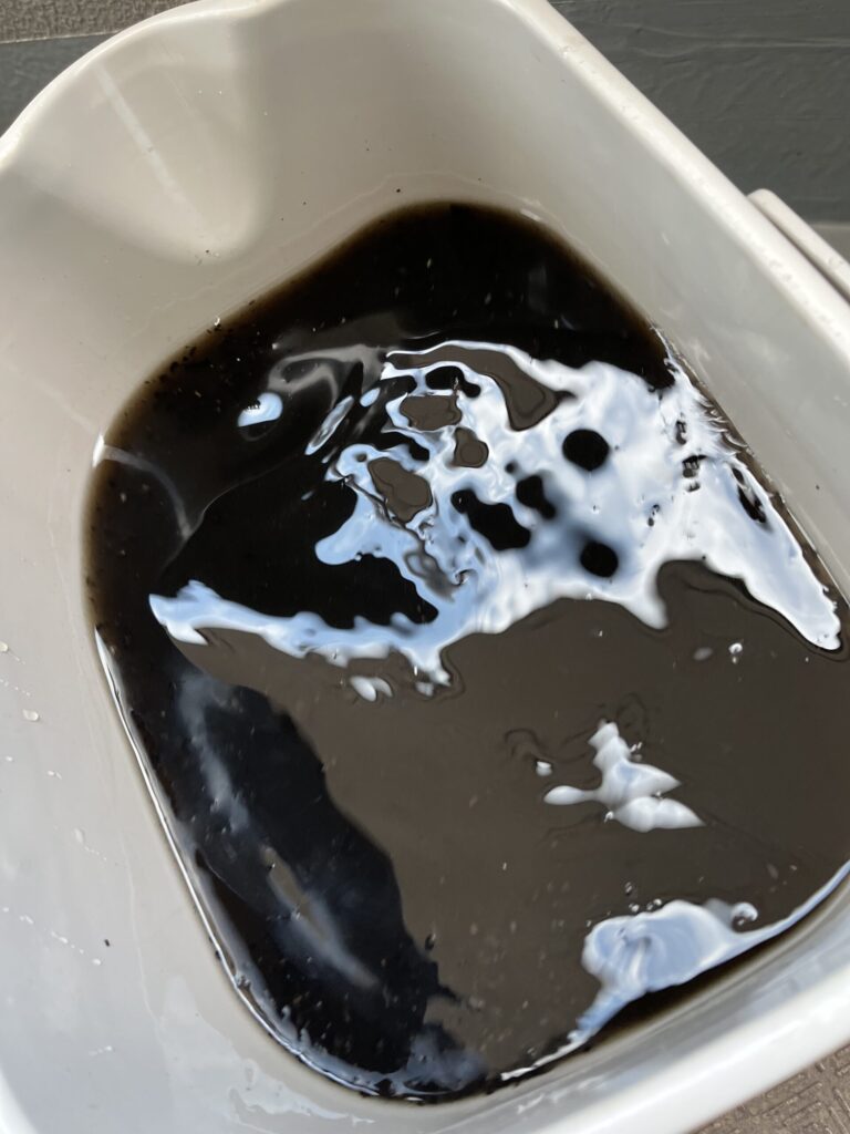 6年分の汚れを落としたエアコンクリーニングの汚水