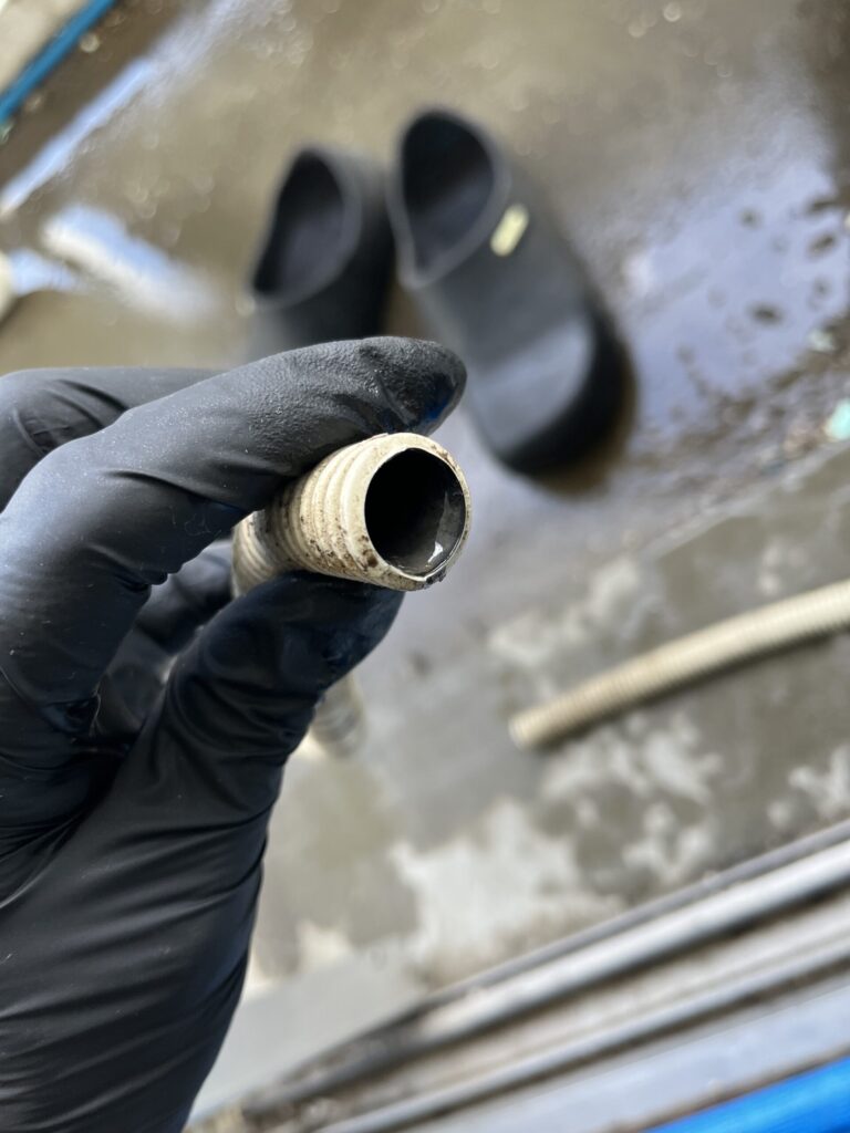 長すぎるエアコンのドレンホースには、蛇腹になっている溝に汚れが蓄積されて溝が見えないほどになっていく