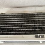 2014年製シャープエアコンの6年ぶりのエアコンクリーニングをする前のカビだらけの熱交換器