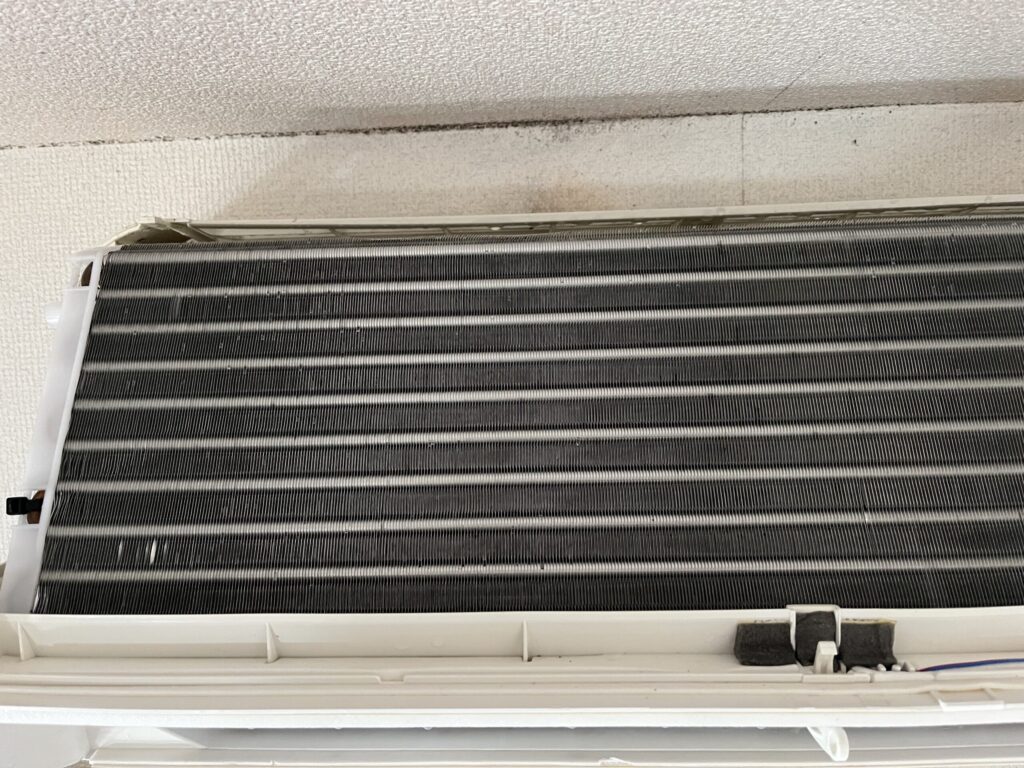 調布市つつじが丘で、エアコンクリーニング後のきれいな銀色になった熱交換器のアルミフィン
