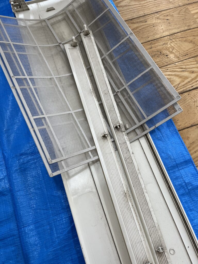 ファンや熱交換器ほどは汚れていなかったエアコンの分解したルーバー
