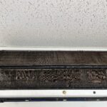9年クリーニングしたことのない、保育園の業務用エアコンのカビで真っ黒なアルミフィン