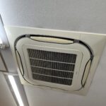 府中市にある不動産屋さんに、天井4方向エアコンのクリーニングにやってきた