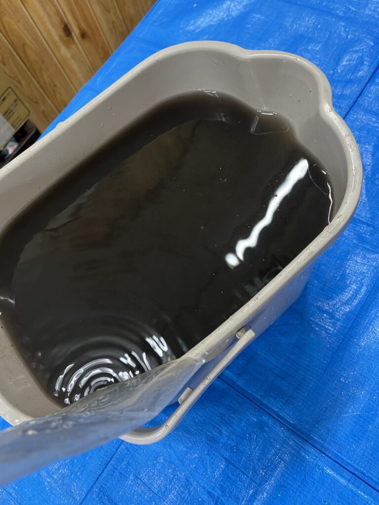 業務用天井4方向エアコンをクリーニングした際に出てきた、15ℓ以上の真っ黒な汚水