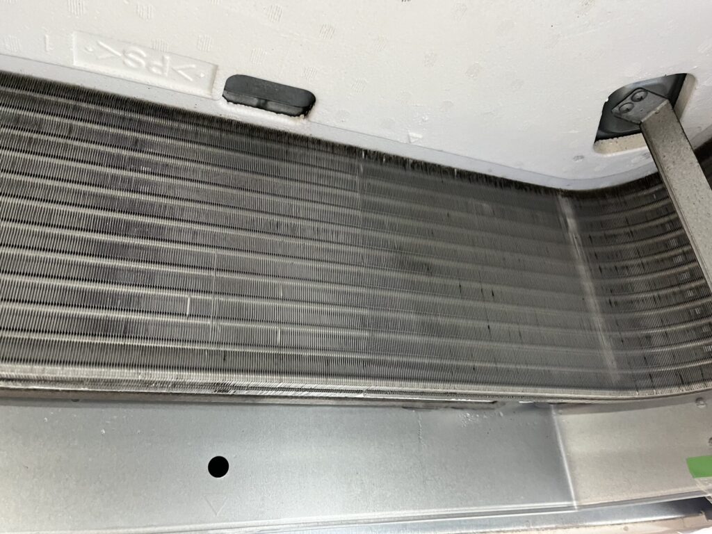 黒かった熱交換器が、エアコンクリーニングによってきれいな銀色に戻った