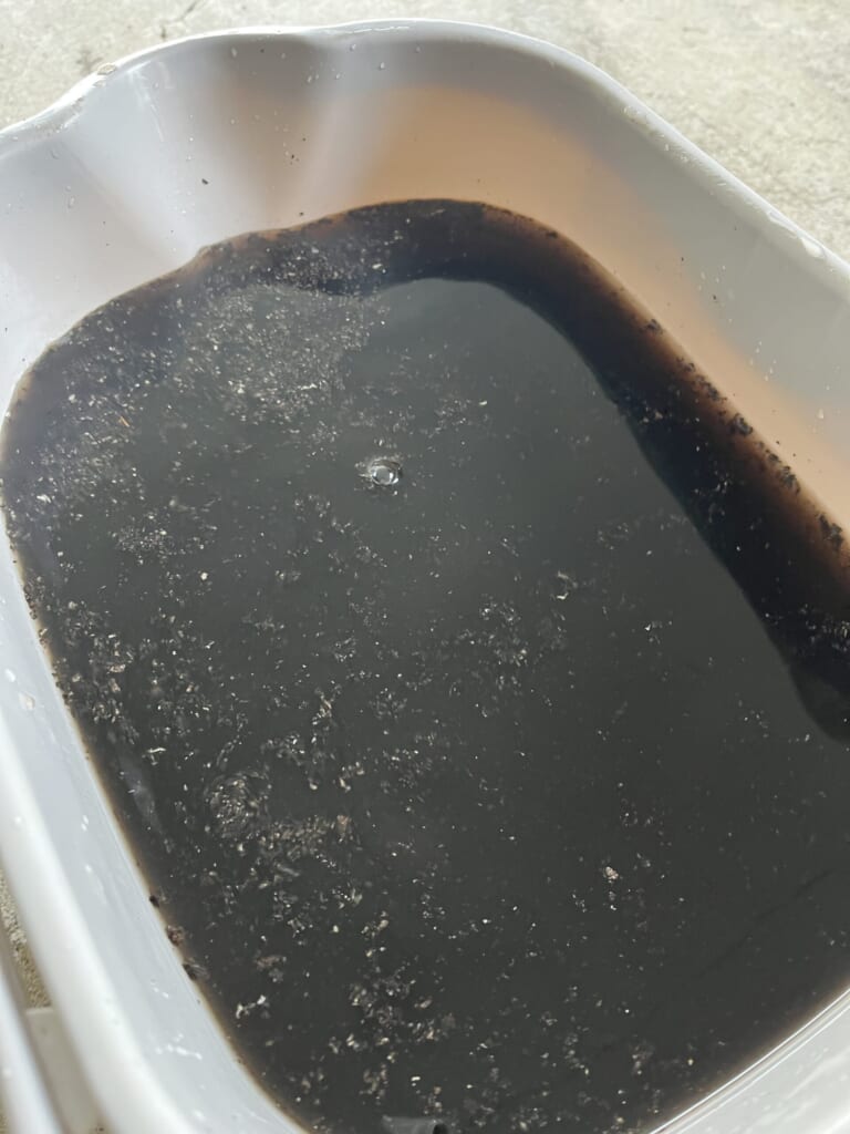 エアコンクリーニング後に出てきた40Lを超える真っ黒な汚水