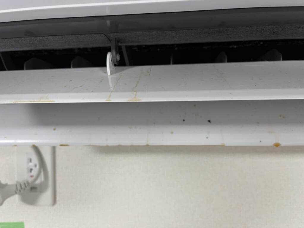 油まみれになっている富士通のおそうじ機能付きエアコンのフラップ