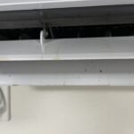 油まみれになっている富士通のおそうじ機能付きエアコンのフラップ
