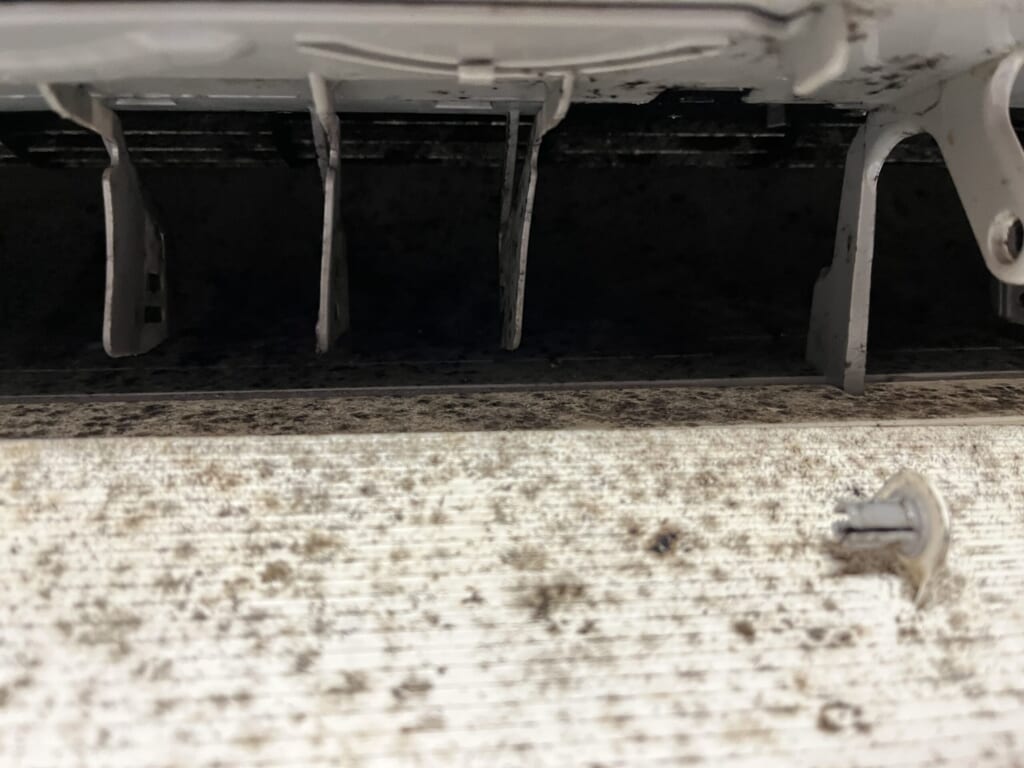 フラップにまで汚れが大量に付着しているエアコンの送風口