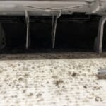 フラップにまで汚れが大量に付着しているエアコンの送風口