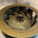 調布市染地にて何年もお掃除できていないレンジフードのクリーニング、ファンを取り外したら長年の油よごれ